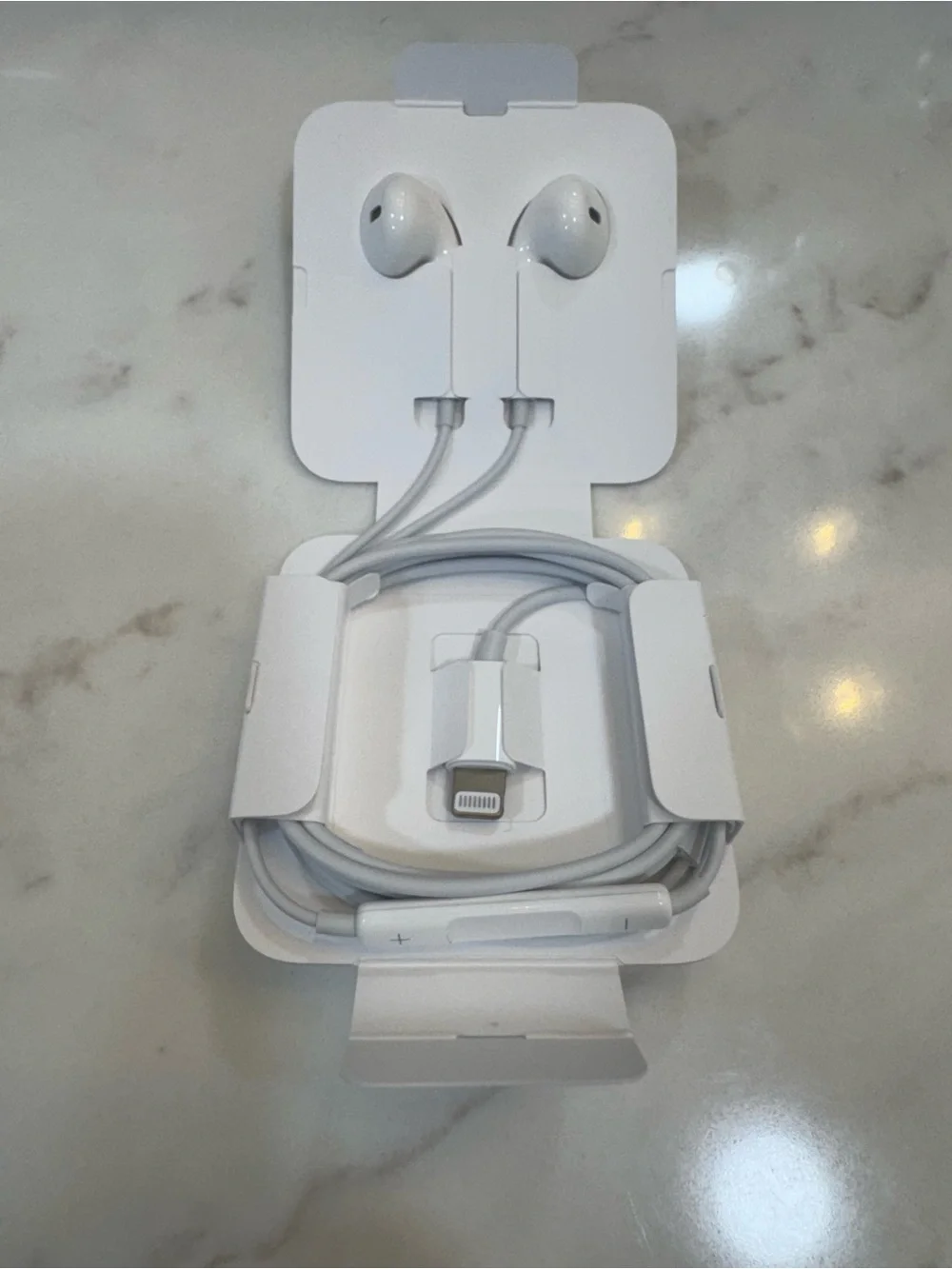 White Wired Earbuds with Lightning Connector - Comfortable Fit